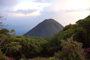 Blick auf den Vulkan Izalco vom Nationalpark Cerro Verde